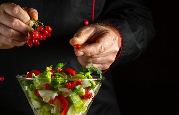 Kucharz przygotowujący sałatkę z kolorowych składników